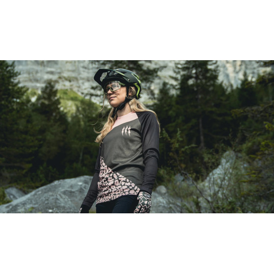 Muc-Off Women&apos;s Technical Riders Jersey - Green/Pink Leopard